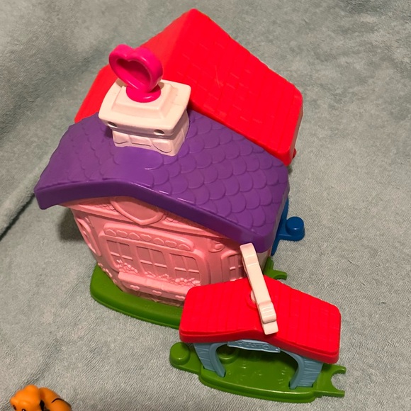 Mickey and Minnie Little People house with figures - Picture 11 of 14